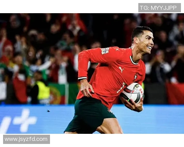 足球巨星C罗的漫画形象展现了他的传奇人生与不屈精神