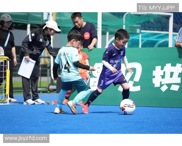 足球明星踢瓶子精彩瞬间合集让你领略球场之外的趣味挑战 足球明星踢瓶子精彩瞬间合集让你领略球场之外的趣味挑战